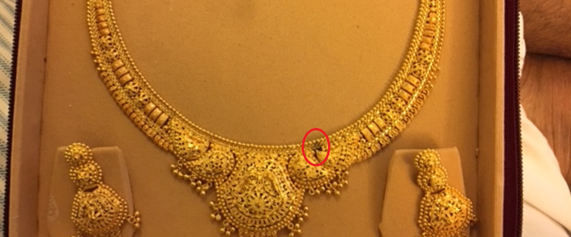 How much gold jewellery can i wear to uk from india?